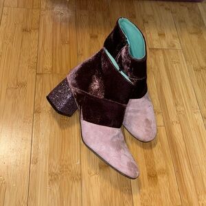 Mauvy/purple Velvet boots with sparkle heel. Some wear from use.